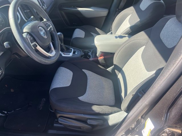 Used 2014 Jeep Cherokee Sport FWD image 4