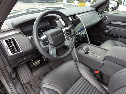 Used 2025 Land Rover Discovery Dynamic SE AWD/4WD image 13