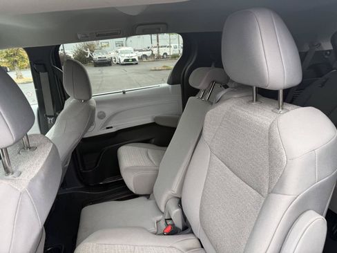Used 2025 Toyota Sienna LE FWD image 12