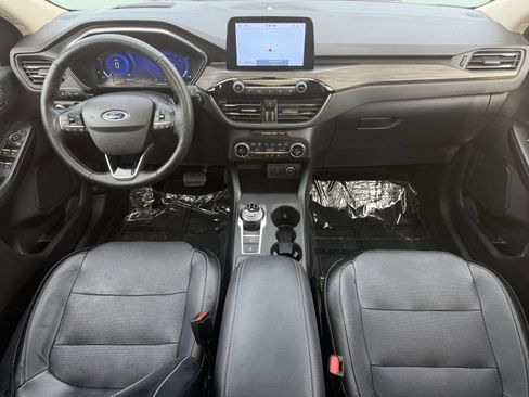 Used 2020 Ford Escape Titanium image 3