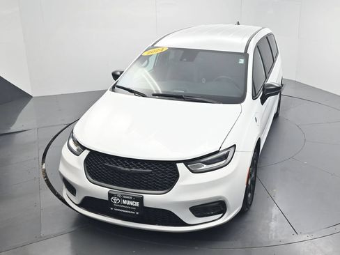 Used 2024 Chrysler Pacifica Limited FWD image 48