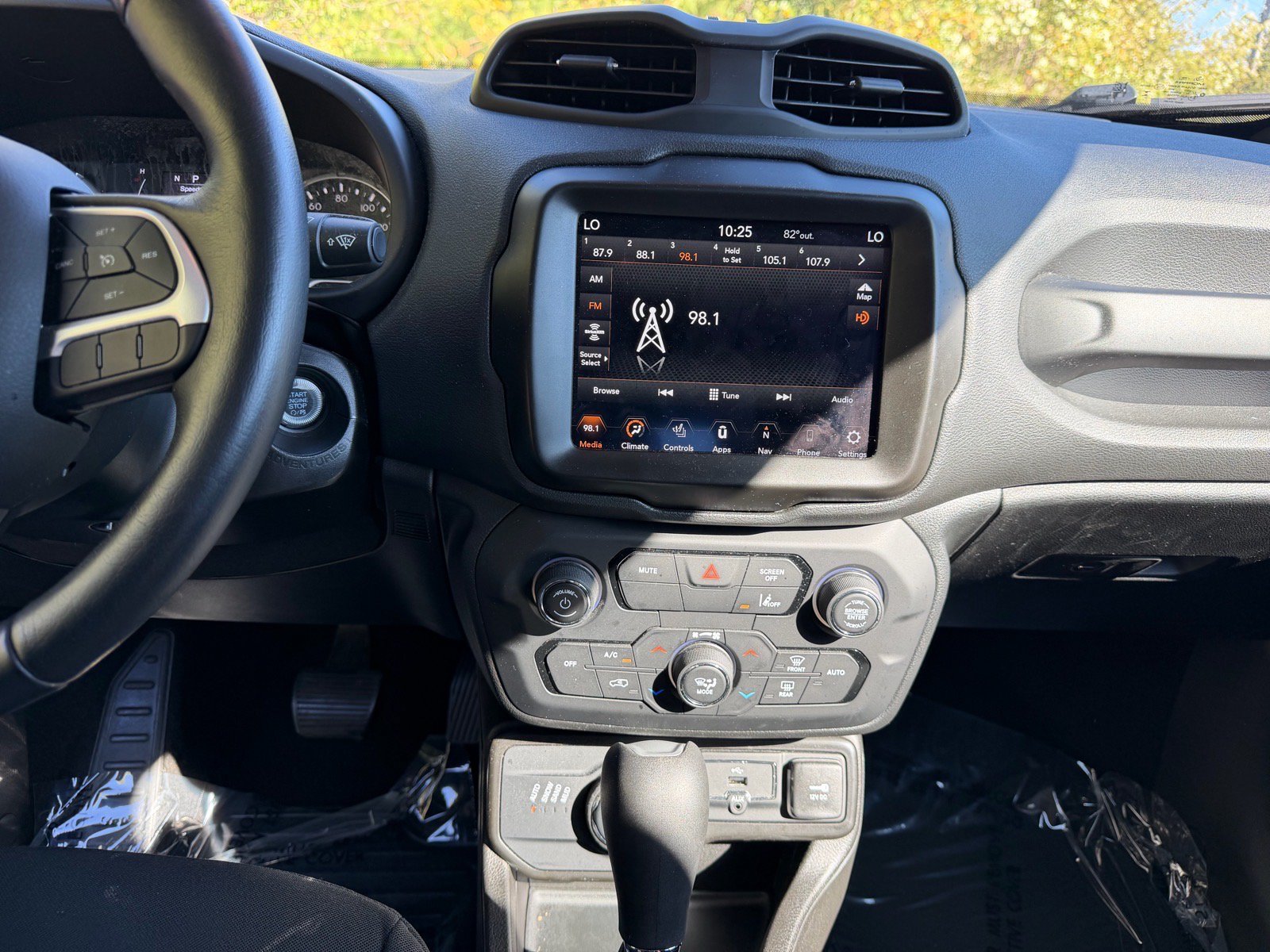 Used 2023 Jeep Renegade Latitude w/ Premium Group AWD/4WD image 35