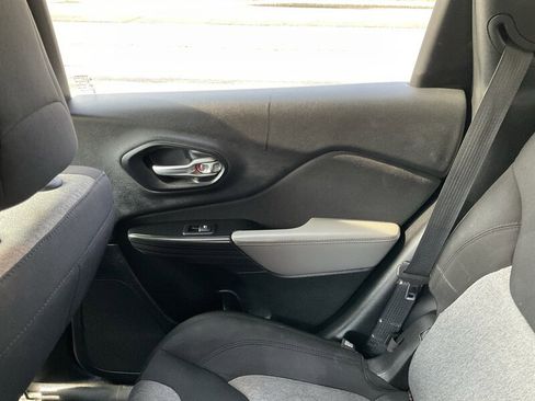 Used 2014 Jeep Cherokee Latitude w/ Comfort/Convenience Group image 17