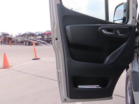 Used 2025 Mercedes-Benz Sprinter 2500 image 24