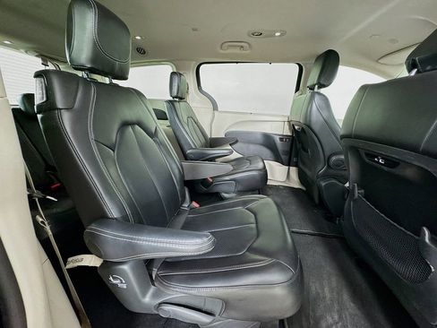 Used 2024 Chrysler Pacifica Touring-L FWD image 36