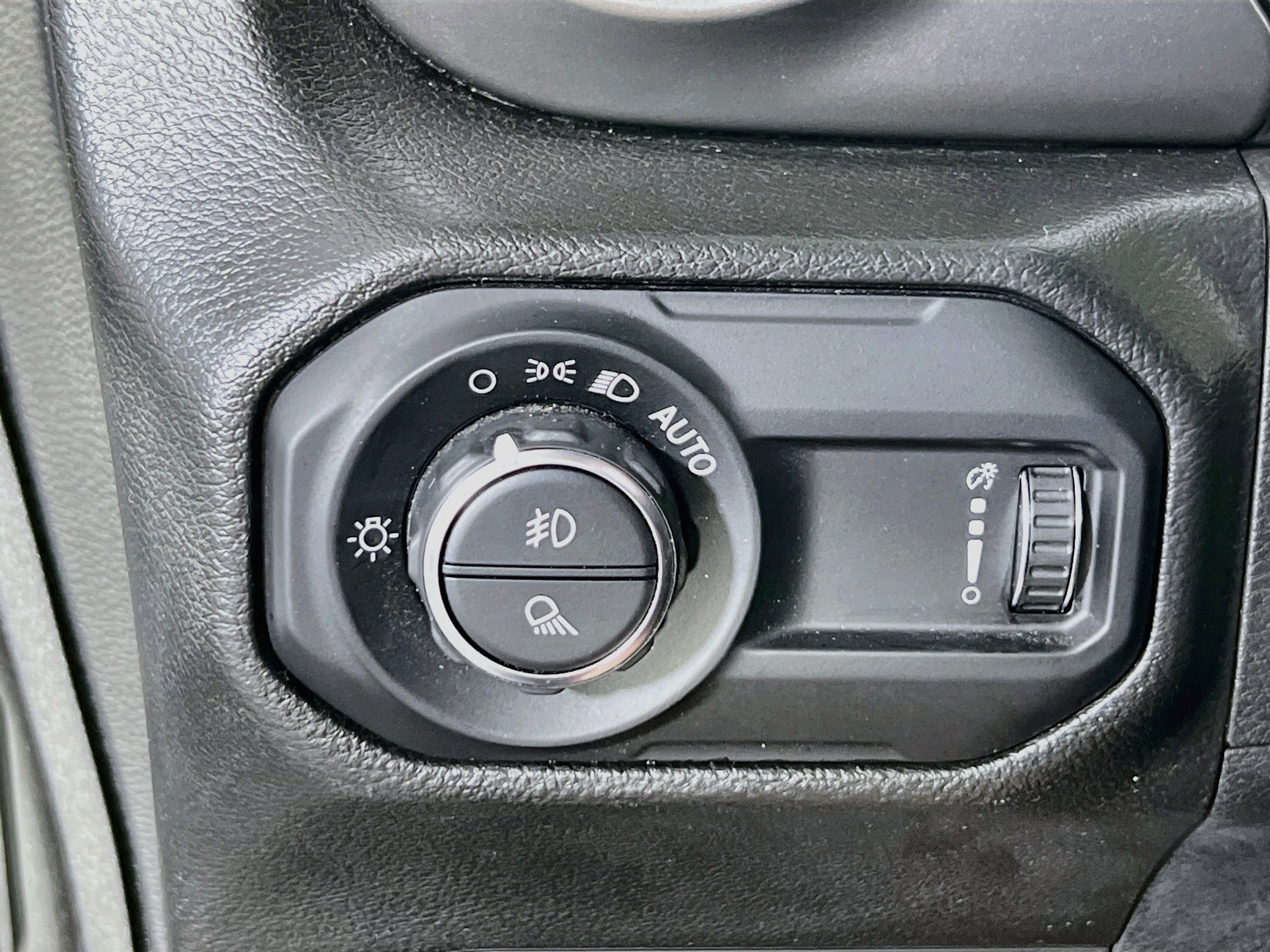 Used 2023 Jeep Gladiator Sport AWD/4WD image 10