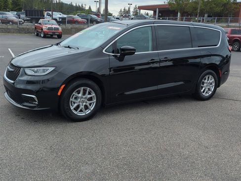 Used 2024 Chrysler Pacifica Touring-L FWD image 3