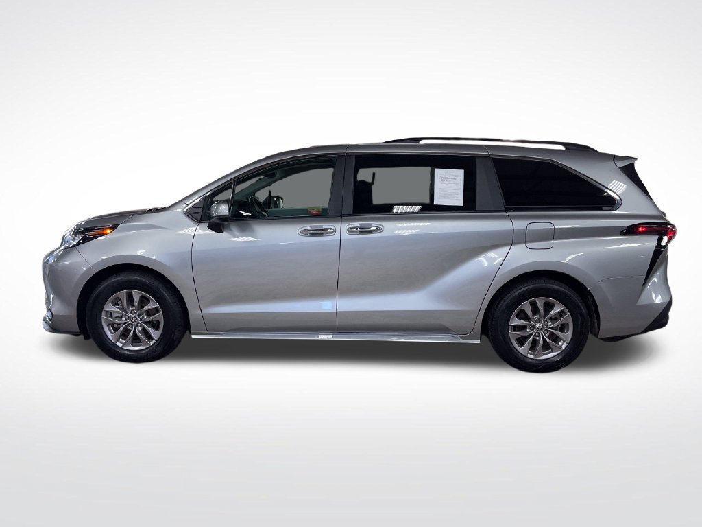 Certified 2025 Toyota Sienna XLE FWD image 2
