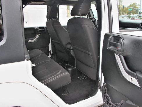 Used 2018 Jeep Wrangler Unlimited Sahara w/ Connectivity Group image 33