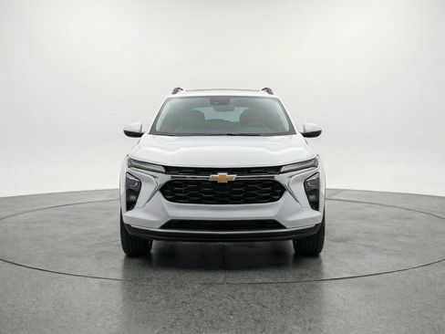 Used 2025 Chevrolet Trax LT image 2