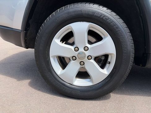 Used 2011 Jeep Grand Cherokee Laredo AWD/4WD image 9