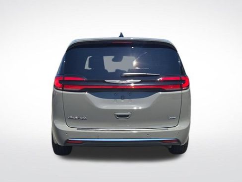 Used 2025 Chrysler Pacifica Select AWD/4WD image 7
