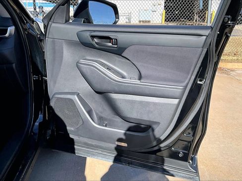 Used 2024 Toyota Highlander XLE image 25