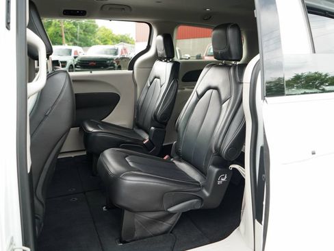 Used 2024 Chrysler Pacifica Touring-L FWD image 8
