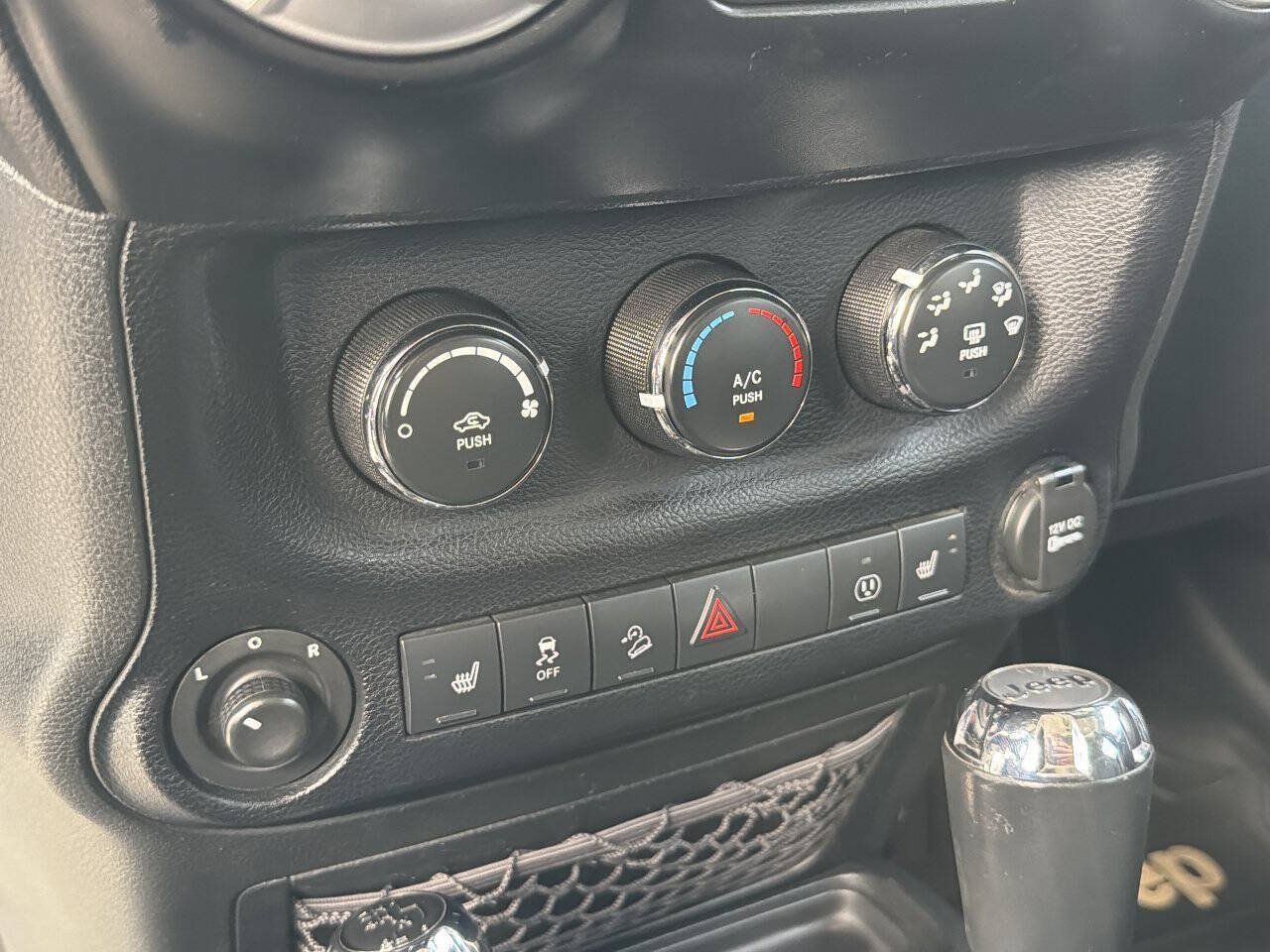 Used 2013 Jeep Wrangler Unlimited Sahara w/ Connectivity Group AWD/4WD image 28