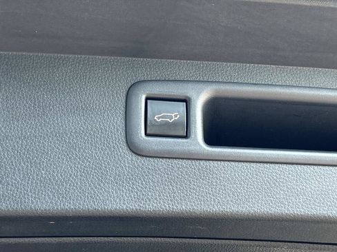 Used 2025 Toyota Highlander XLE FWD image 11