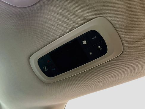 Used 2023 Chrysler Pacifica Touring-L FWD image 27