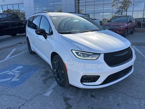 New 2026 Chrysler Pacifica Select image 7