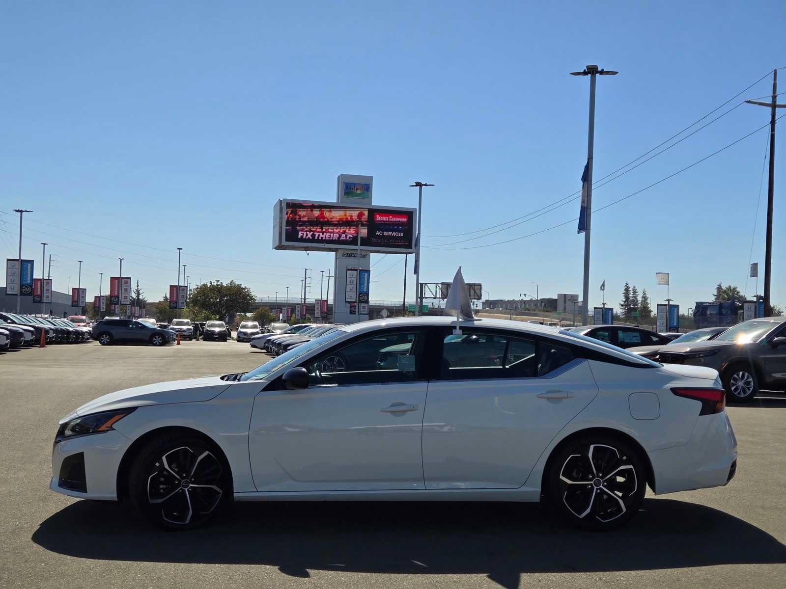 Used 2025 Nissan Altima 2.5 SR FWD image 4