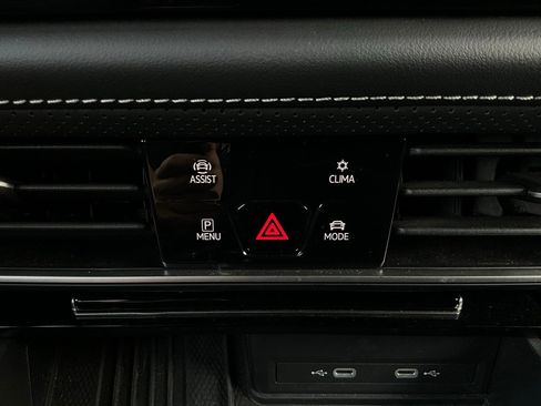 Used 2025 Volkswagen Atlas SE image 28