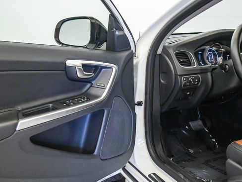 Used 2018 Volvo V60 T5 Cross Country AWD/4WD image 27