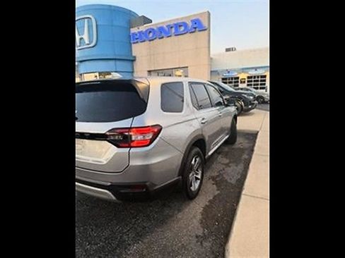 Used 2025 Honda Pilot EX-L image 3