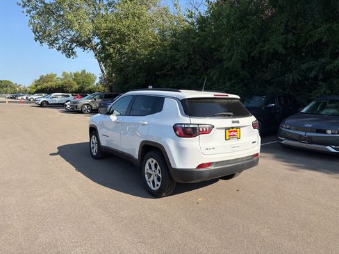 Used 2024 Jeep Compass Latitude AWD/4WD image 3