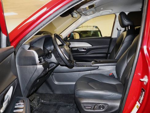 Used 2024 Toyota Grand Highlander AWD image 13