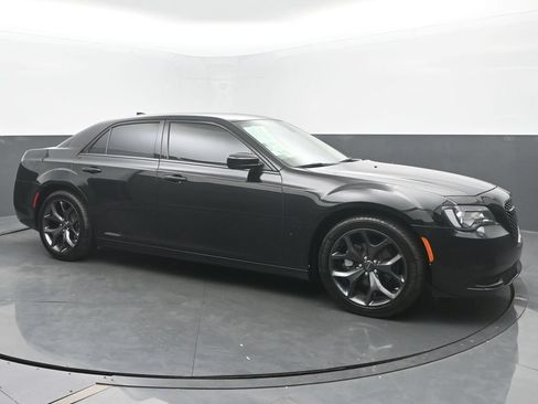 Used 2022 Chrysler 300 Touring w/ Sport Appearance Package RWD image 8
