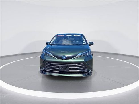 Certified 2025 Toyota Sienna XLE FWD image 4