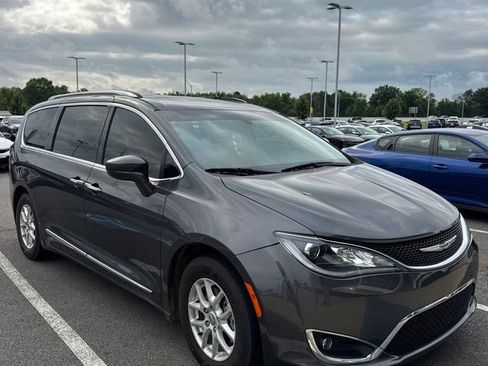 Used 2020 Chrysler Pacifica Touring-L FWD image 1
