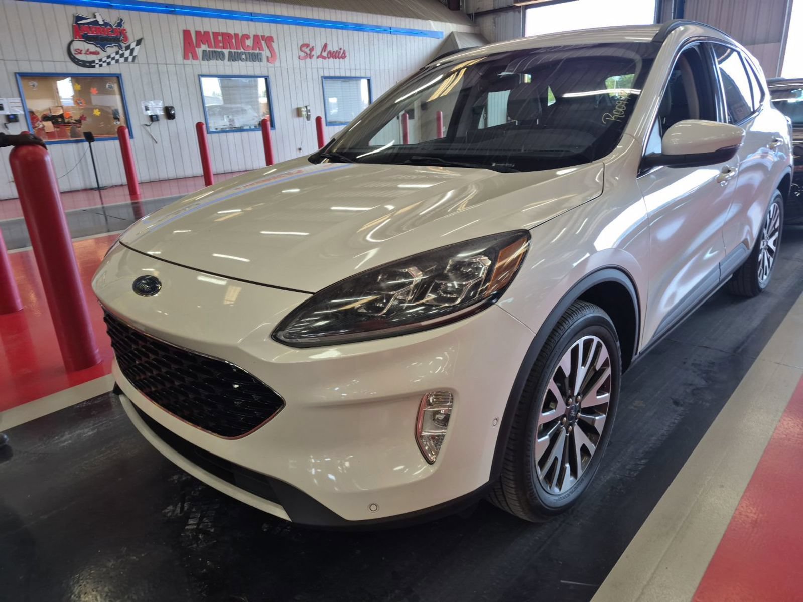 Used 2020 Ford Escape Titanium AWD/4WD image 2