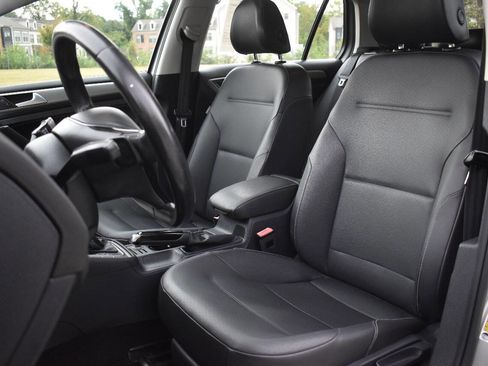 Used 2015 Volkswagen Golf S image 12