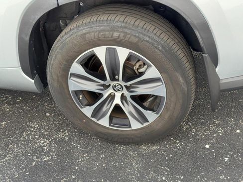 Certified 2023 Toyota Highlander AWD image 5