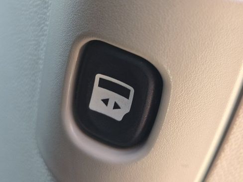 Used 2016 Chrysler Town & Country Touring FWD image 25