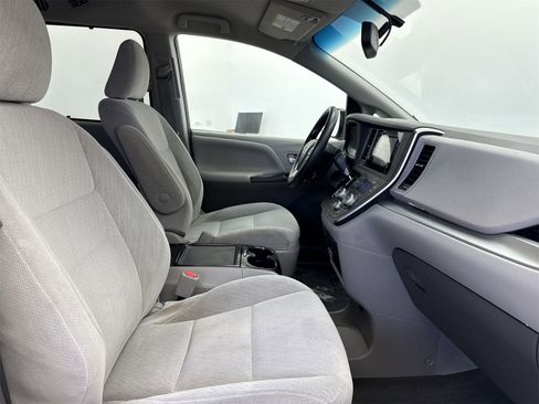 Used 2015 Toyota Sienna LE image 31
