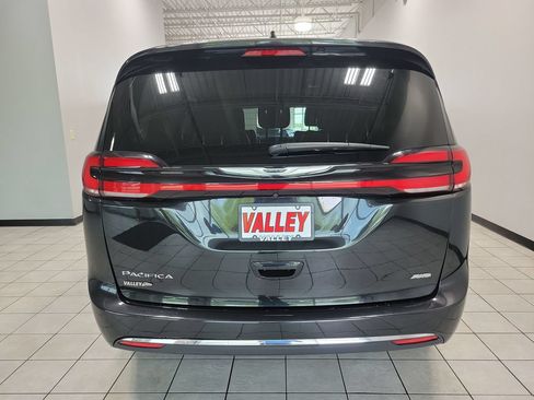 Used 2022 Chrysler Pacifica Touring-L AWD/4WD image 10