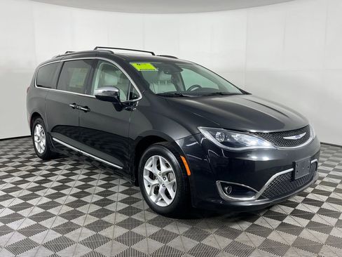 Used 2020 Chrysler Pacifica Limited image 3