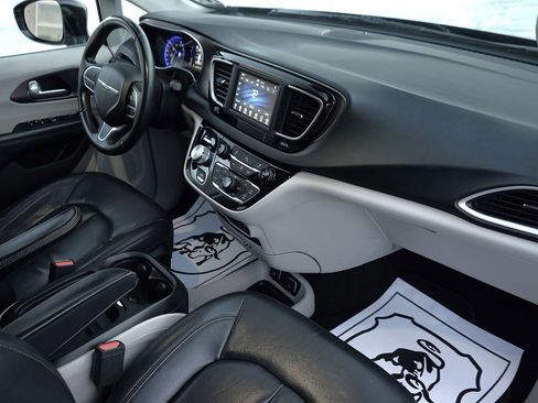 Used 2018 Chrysler Pacifica Touring-L image 24
