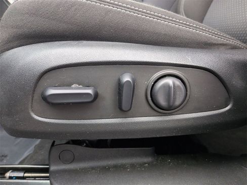 Used 2024 GMC Terrain SLE w/ Driver Convenience Package image 13