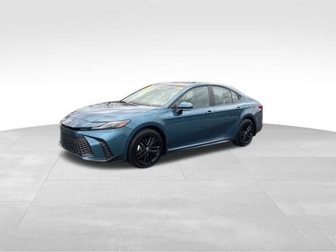 Certified 2025 Toyota Camry SE image 1