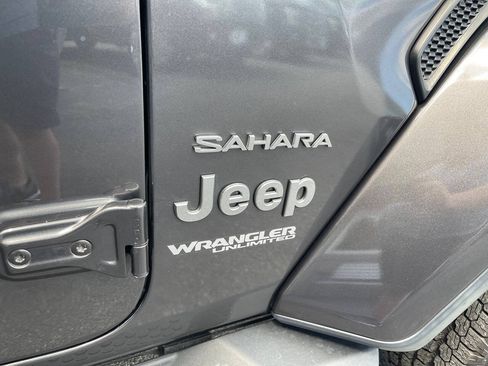 Used 2018 Jeep Wrangler Unlimited Sahara w/ Dual Top Group AWD/4WD image 10