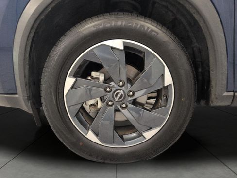 Used 2025 Nissan Rogue SV AWD/4WD image 3