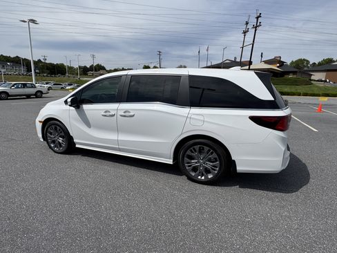 New 2026 Honda Odyssey Touring image 7