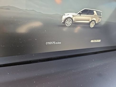 Used 2024 Land Rover Discovery Dynamic SE AWD/4WD image 13