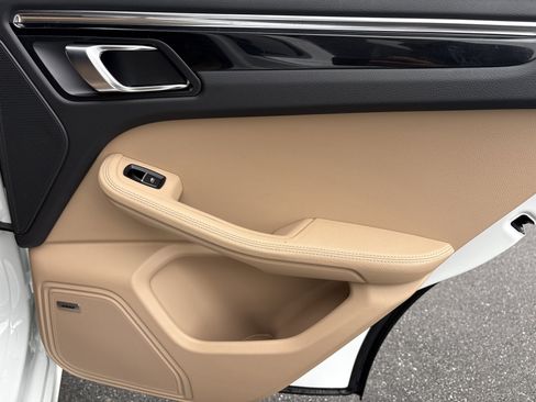 Certified 2025 Porsche Macan image 30