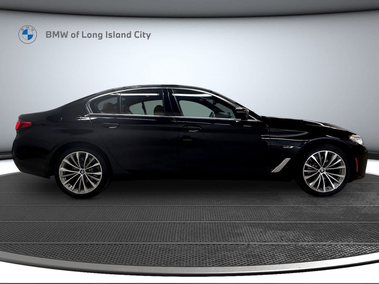 Used 2023 BMW 530e xDrive w/ Premium Package AWD/4WD image 4