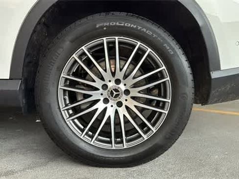 Used 2025 Mercedes-Benz GLC 300 4MATIC image 16