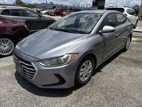 Used 2017 Hyundai Elantra SE FWD image 1