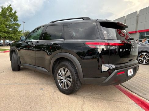 Used 2025 Nissan Pathfinder SV FWD image 8